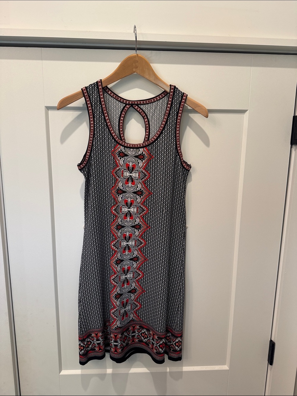 Max Studio Black and Red Sleeveless Keyhole Patterned Mini Dress